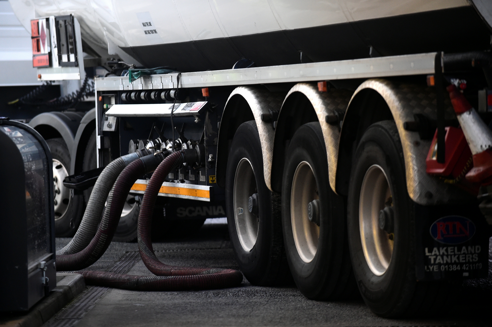 9月28日,一辆油罐车停在英国彭布罗克希尔一处加油站.新华社/路透