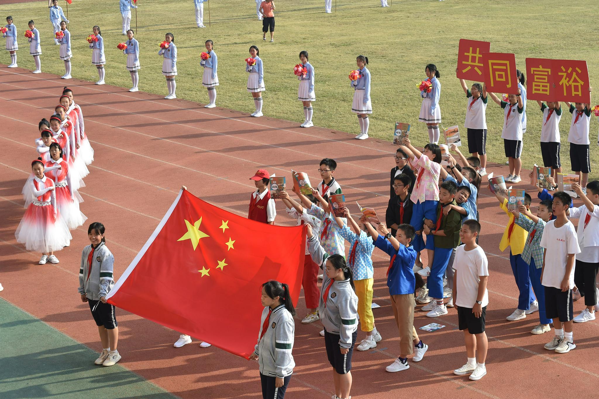 杭州:少年礼赞建党百年 方阵庆祝祖国生日