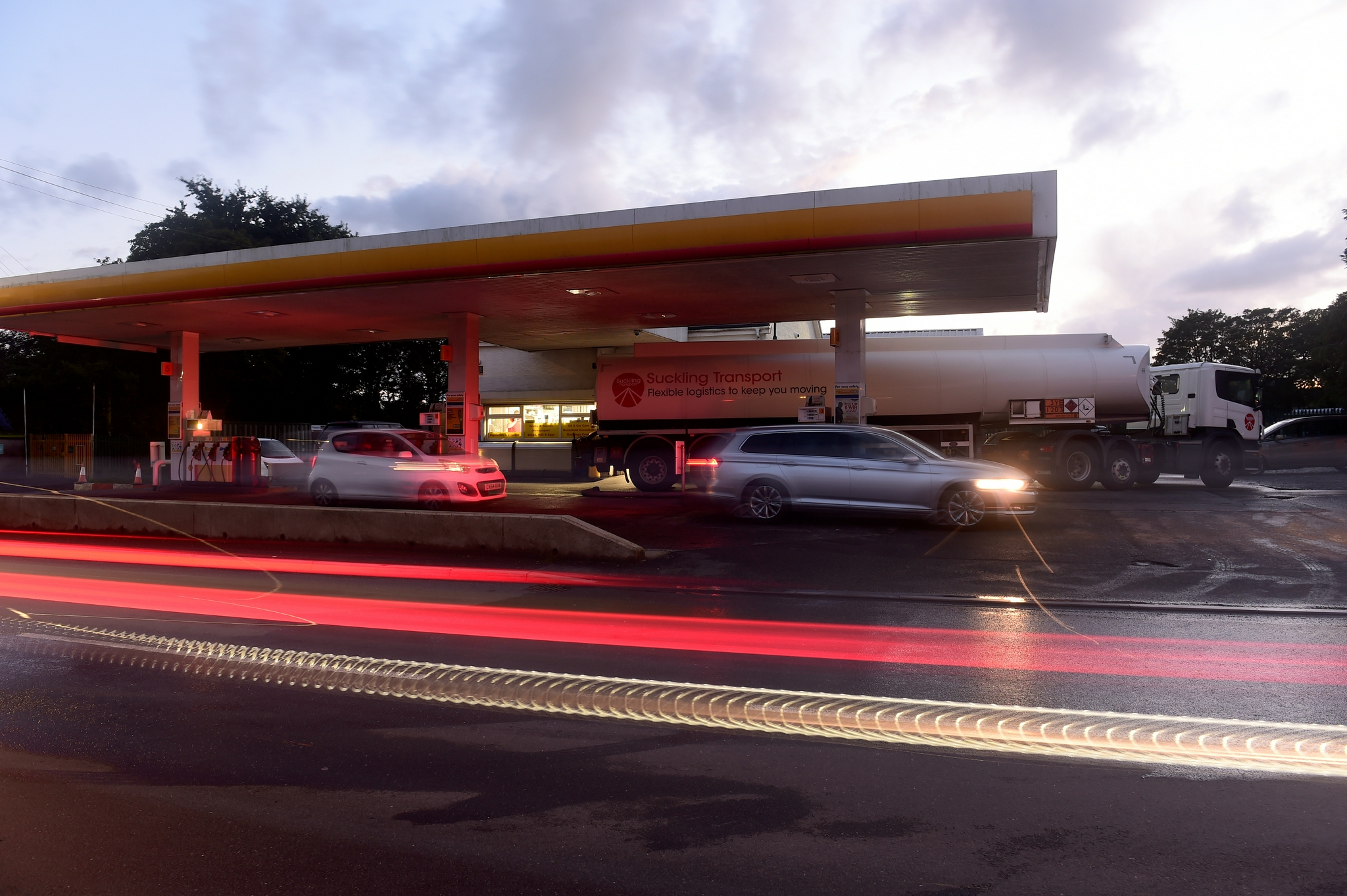 9月28日,一辆油罐车停在英国彭布罗克希尔为一处加油站加油.