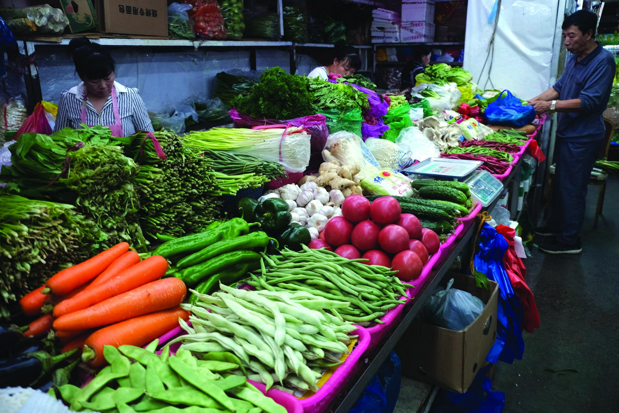 图为辽宁沈阳一农贸菜市场,各种蔬菜供应充足,价格稳定.