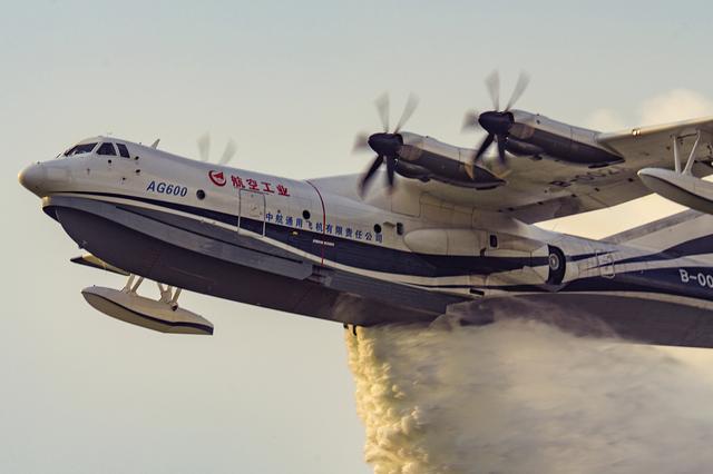 2021年9月26日,广东珠海,"鲲龙"ag600飞行展示.图片来源:人民视觉