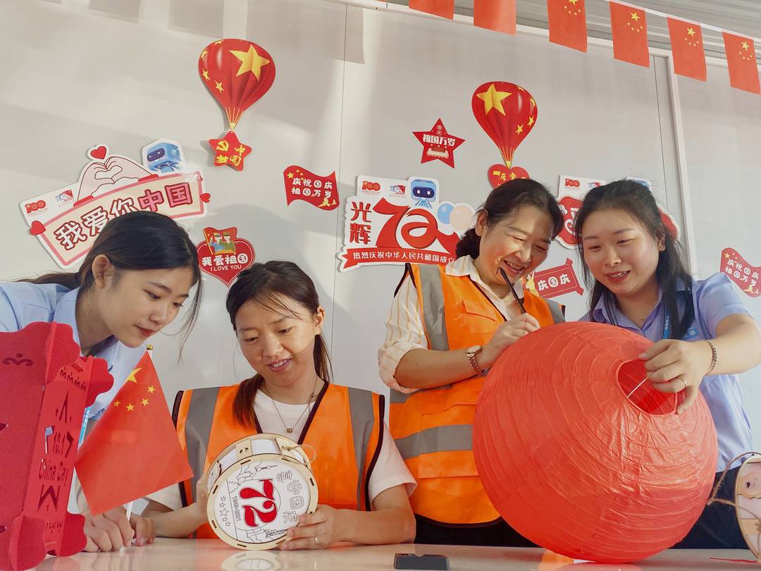 学党史挂国旗 四川建筑工地为祖国庆生休闲区蓝鸢梦想 - Www.slyday.coM