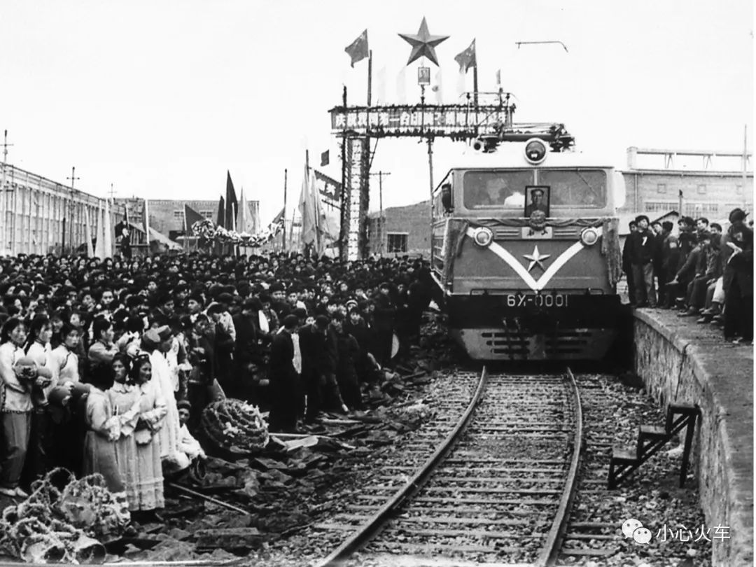 1958年12月28日,中国第一台干线电力机车成功出厂,型号为6y1型