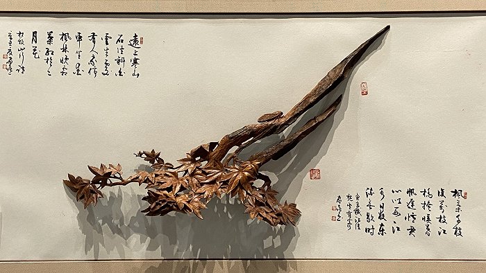 梁镇师作品《枫叶红于二月花》，使用海南花梨木制作。图片来源：界面海南