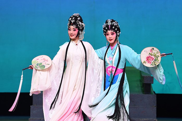 广东粤剧院《白蛇传·情》剧照。图片来源：中国上海国际艺术节中心