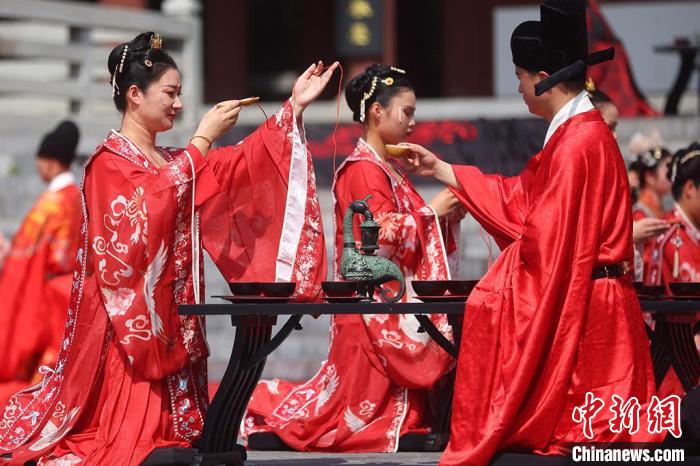 江苏徐州举办汉服集体婚礼盛世汉缘情定百年