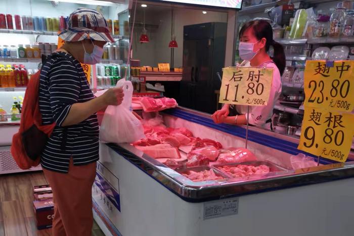 图为北京市西城区一家超市，市民正在购买猪肉。 中新网记者 谢艺观 摄