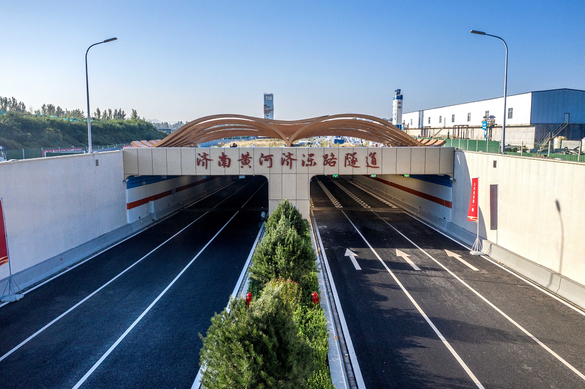 在黄河底下挖隧道,好像头顶一盆水打洞,一旦渗漏,就有水淹全城的风险.