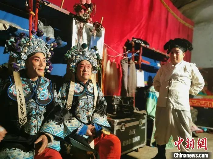 新绛县蒲剧团下乡演出后台. 高瑞峰 摄