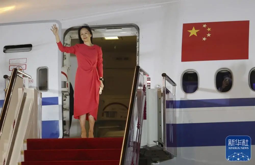 孟晚舟走出舱门的经典照片，是怎么拍的？休闲区蓝鸢梦想 - Www.slyday.coM