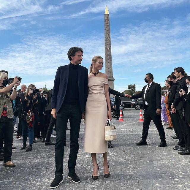 39岁lv太子妃跟太子爷看秀,一字肩裙展曼妙身姿,首富公爹也在|阿尔诺