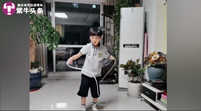 【紫牛头条】南通7岁独臂男孩学跳绳视频看哭网友，妈妈：支持儿子每一次的尝试