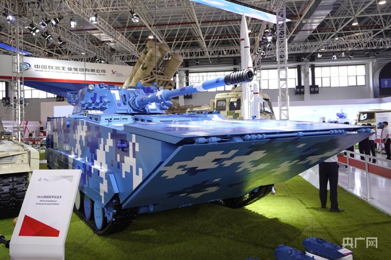 vn16两栖装甲突击车.(央广网记者 官文清摄)