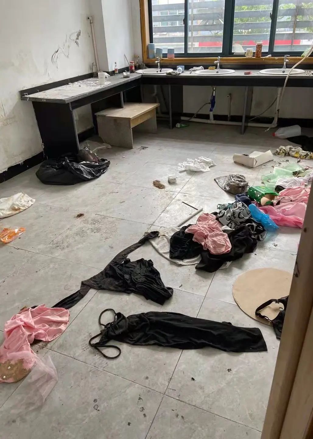 出租屋脏到房东拒收,闲置一年的50万损失谁承担?