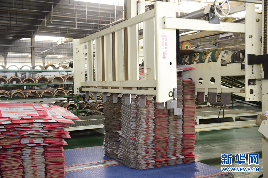 　　新疆大胜达公司车间里，生产好的纸箱成品被叠放在一起。新华网 詹婧 摄