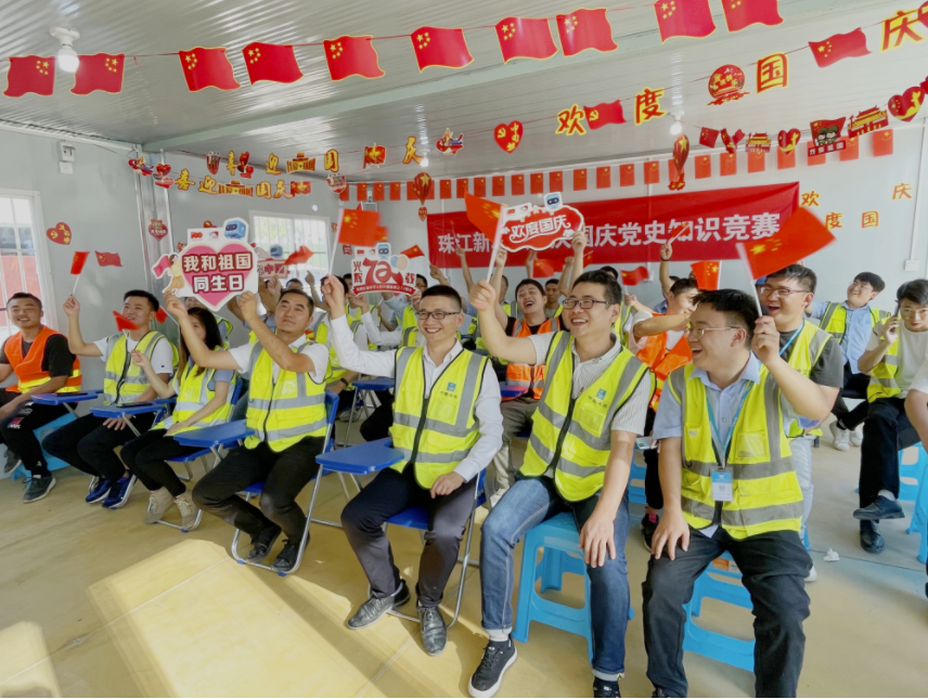 学党史挂国旗 四川建筑工地为祖国庆生休闲区蓝鸢梦想 - Www.slyday.coM