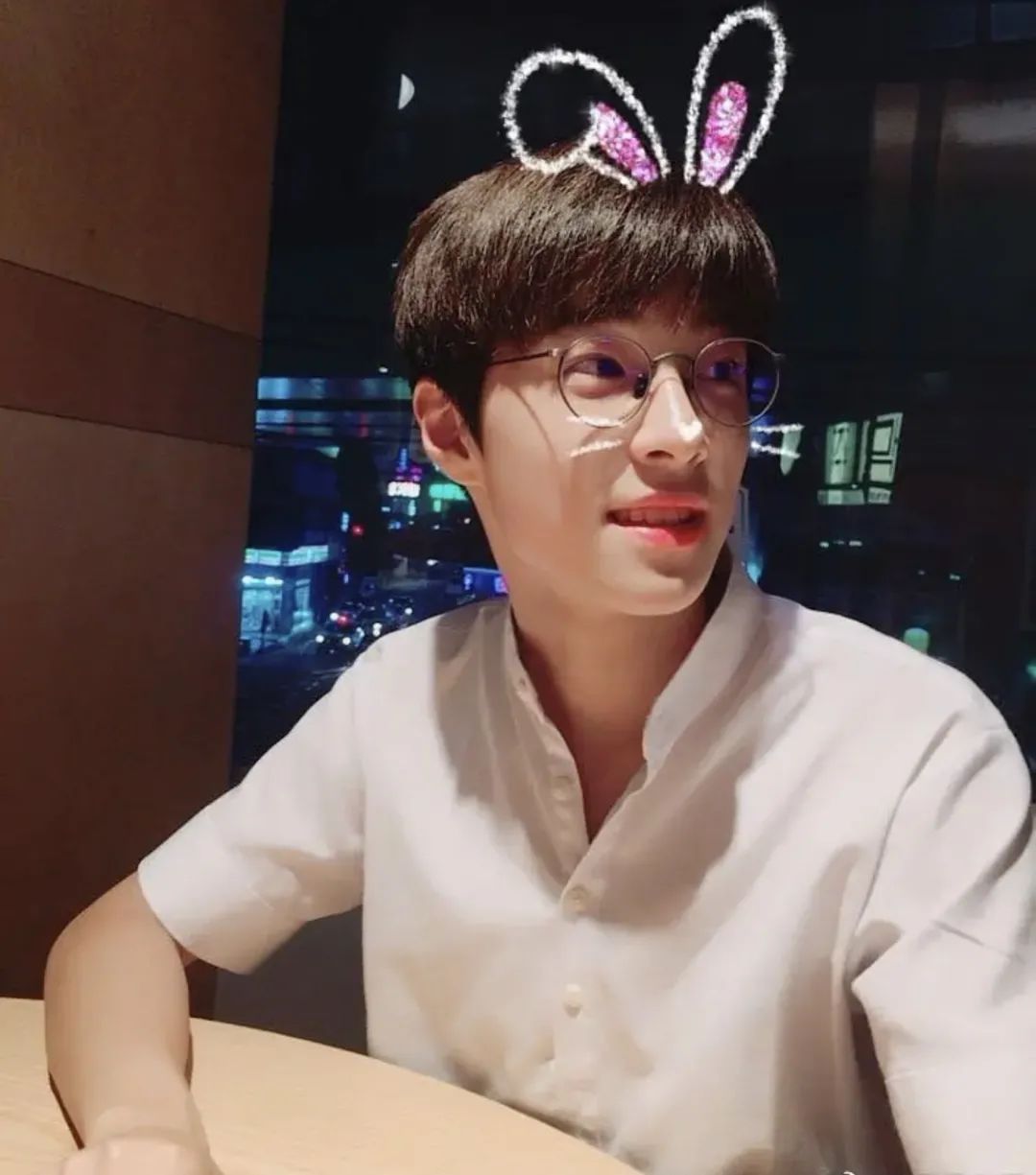 戴眼镜是两种气质,长大后的南多凛长这样↓金信替他打断了家暴养父的