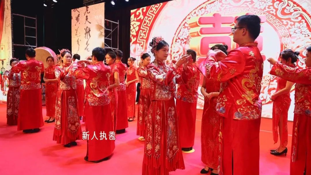 传统又浪漫，这样的中式集体婚礼你见过吗？休闲区蓝鸢梦想 - Www.slyday.coM