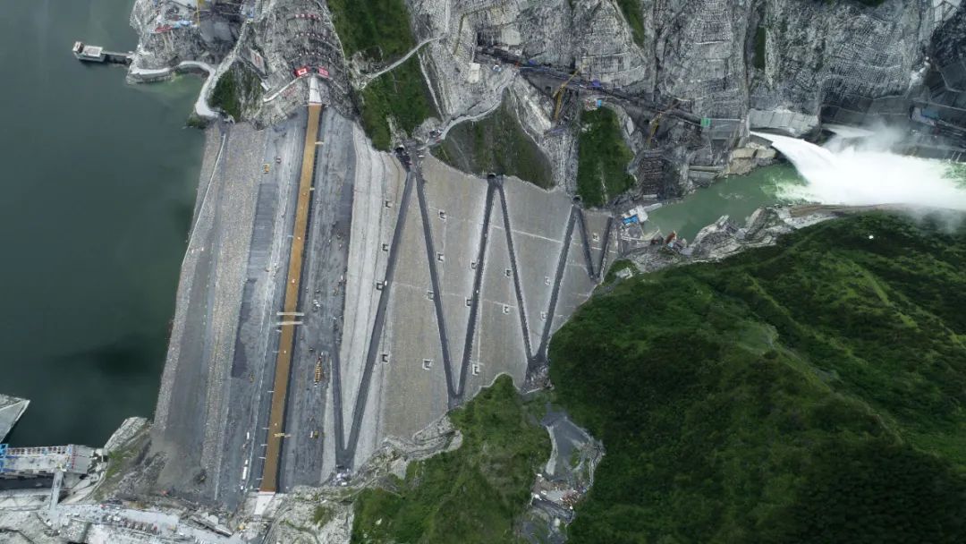 我国海拔最高百万千瓦级水电站雅砻江两河口水电站投产发电