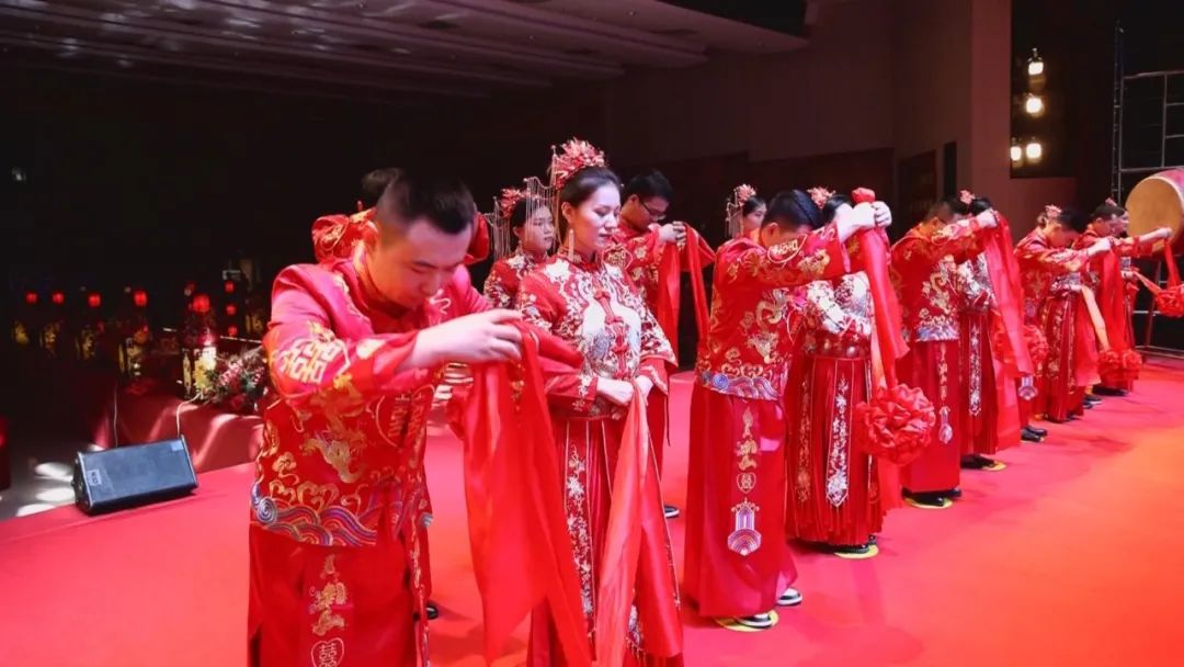 传统又浪漫，这样的中式集体婚礼你见过吗？休闲区蓝鸢梦想 - Www.slyday.coM