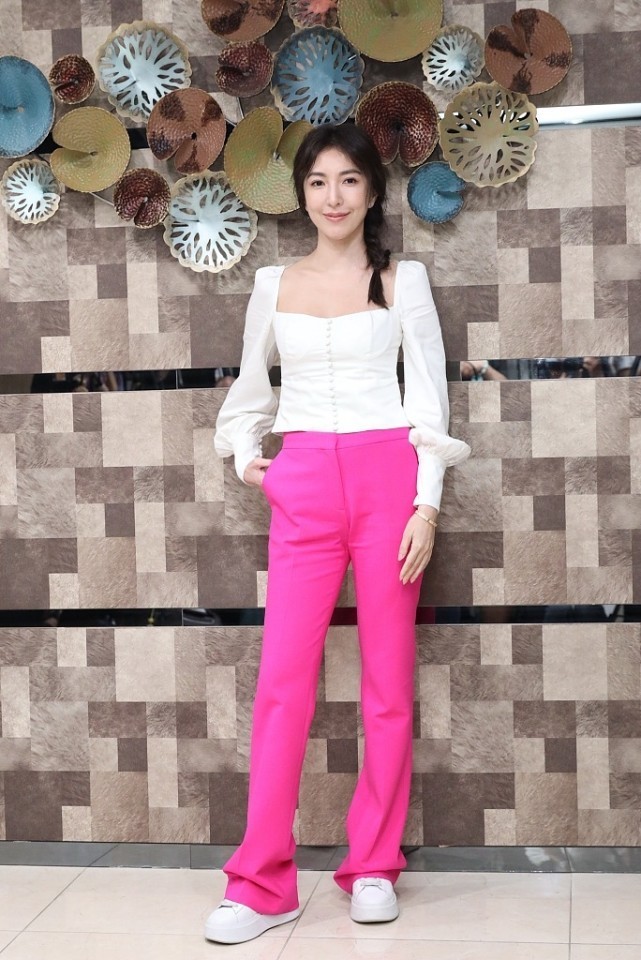 败犬女王杨谨华中年美得特别穿白色韵味挺足看不出衰老感