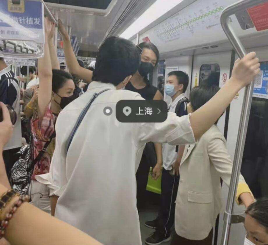 井柏然周迅坐地铁上班,皮肤细嫩看不出瑕疵,接地气生活气息十足休闲区蓝鸢梦想 - Www.slyday.coM 井柏然周迅坐地铁上班,皮肤细嫩看不出瑕疵,接地气生活气息十足休闲区蓝鸢梦想 - Www.slyday.coM