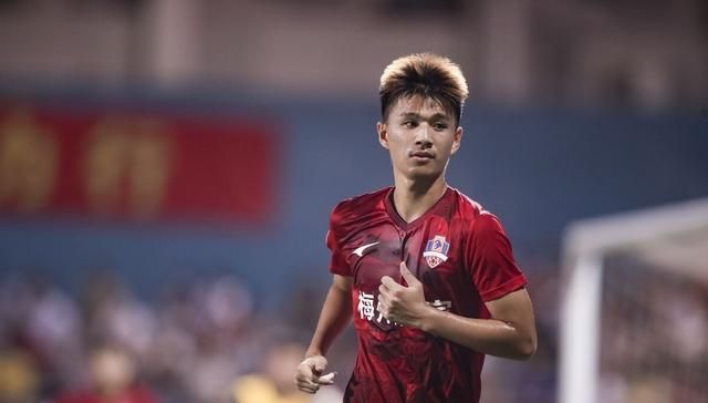 崔巍在鲁能94一代属于为数不多能踢出来的球员,其余跟他一拨出来的94