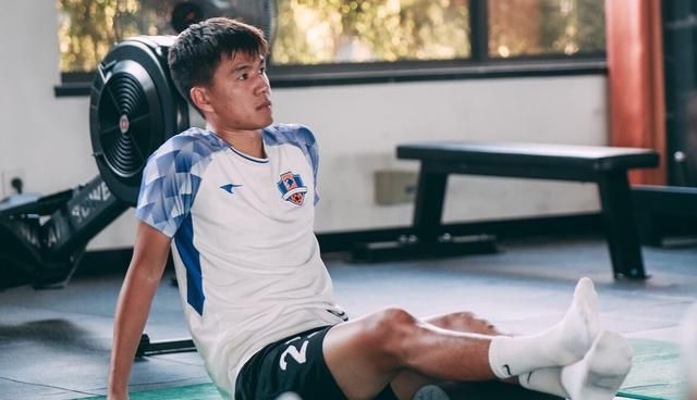 前鲁能指挥官离队后表现不佳,本轮中甲仅踢半场被换下|崔巍|客家|梅州