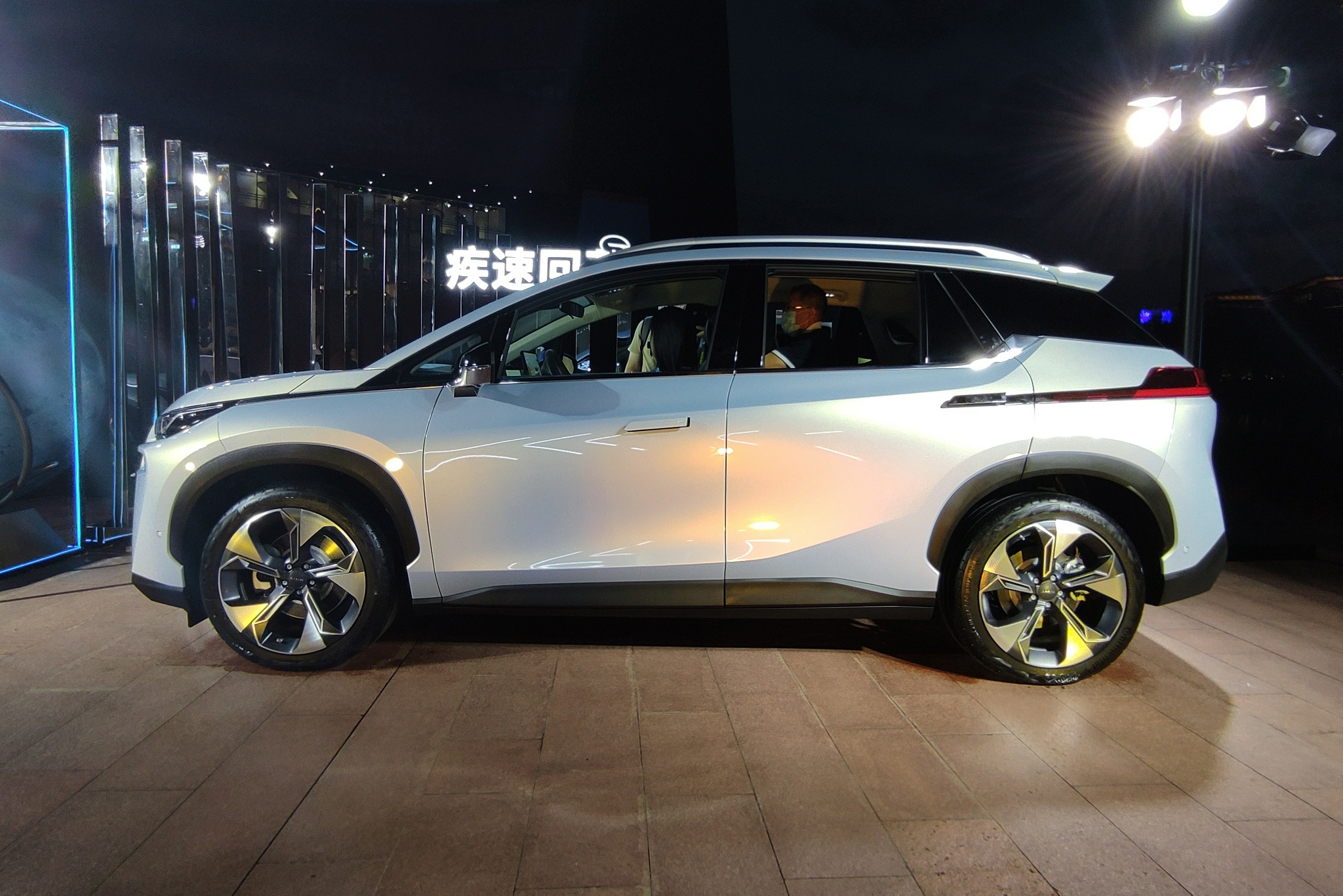 搭载全新超充技术广汽埃安aionvplus上市售1726万元起