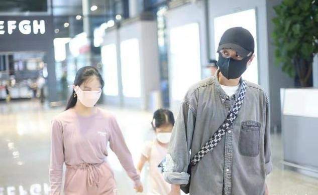 文章带俩女儿走机场,他瘦不少颜值秒回升,大女儿舞蹈生气质绝了休闲区蓝鸢梦想 - Www.slyday.coM 文章带俩女儿走机场,他瘦不少颜值秒回升,大女儿舞蹈生气质绝了休闲区蓝鸢梦想 - Www.slyday.coM