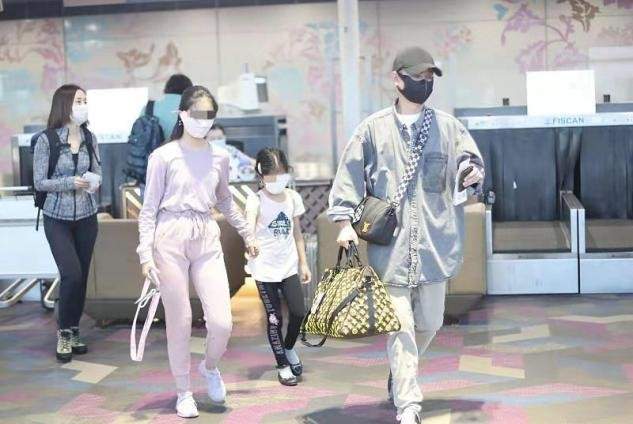 文章带俩女儿走机场,他瘦不少颜值秒回升,大女儿舞蹈生气质绝了休闲区蓝鸢梦想 - Www.slyday.coM 文章带俩女儿走机场,他瘦不少颜值秒回升,大女儿舞蹈生气质绝了休闲区蓝鸢梦想 - Www.slyday.coM