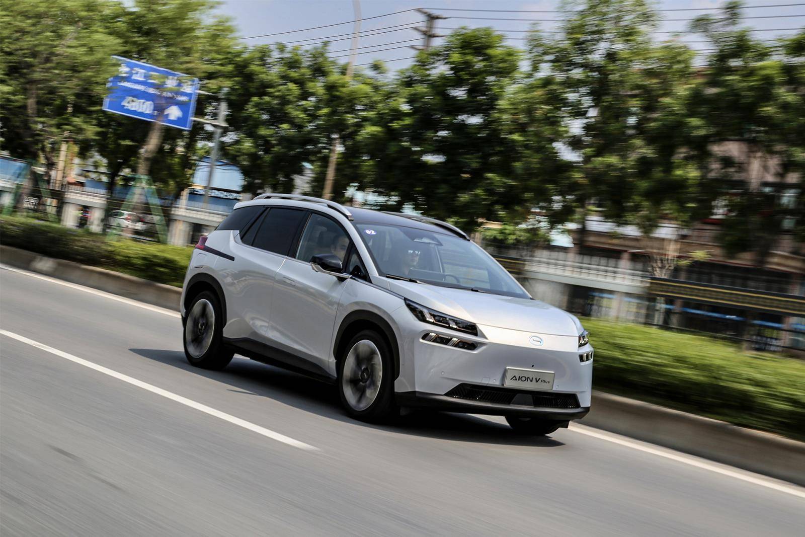 广汽埃安aion v plus上市 充电快/科技感强 补贴后售17.26万元起-新浪