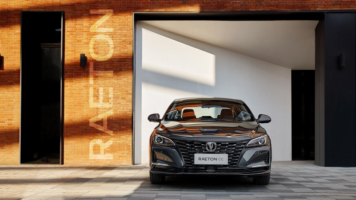 新锐程cc蓝鲸版或与现款车型设计风格类似,采用全新长安家族化设计