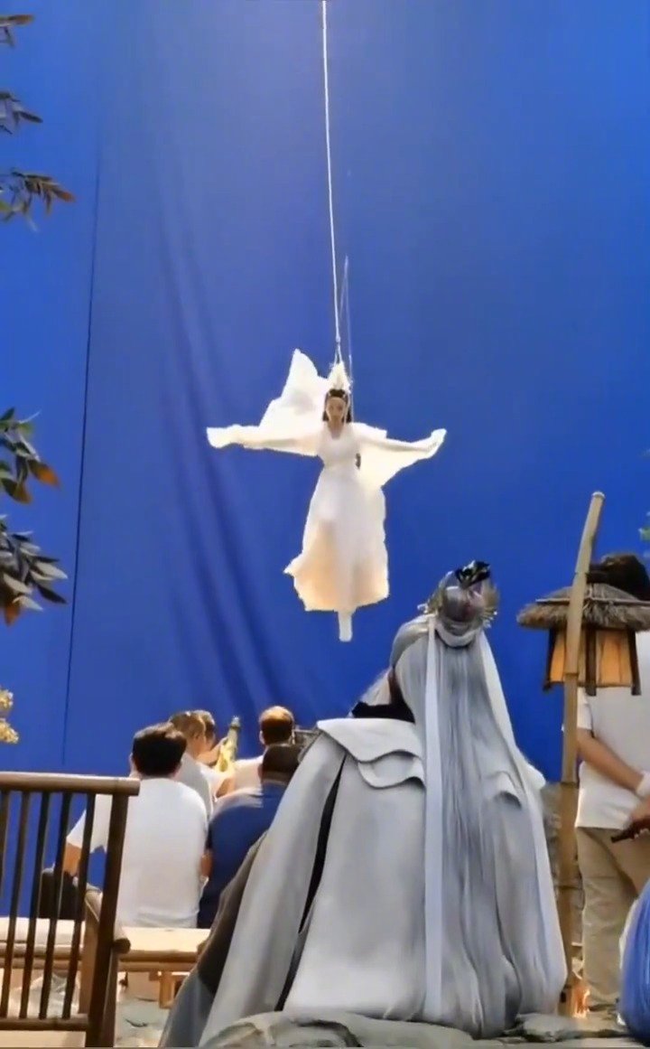 张予曦千秋令路透 一袭白衣吊威亚的张予曦, 从天而降是仙女吧