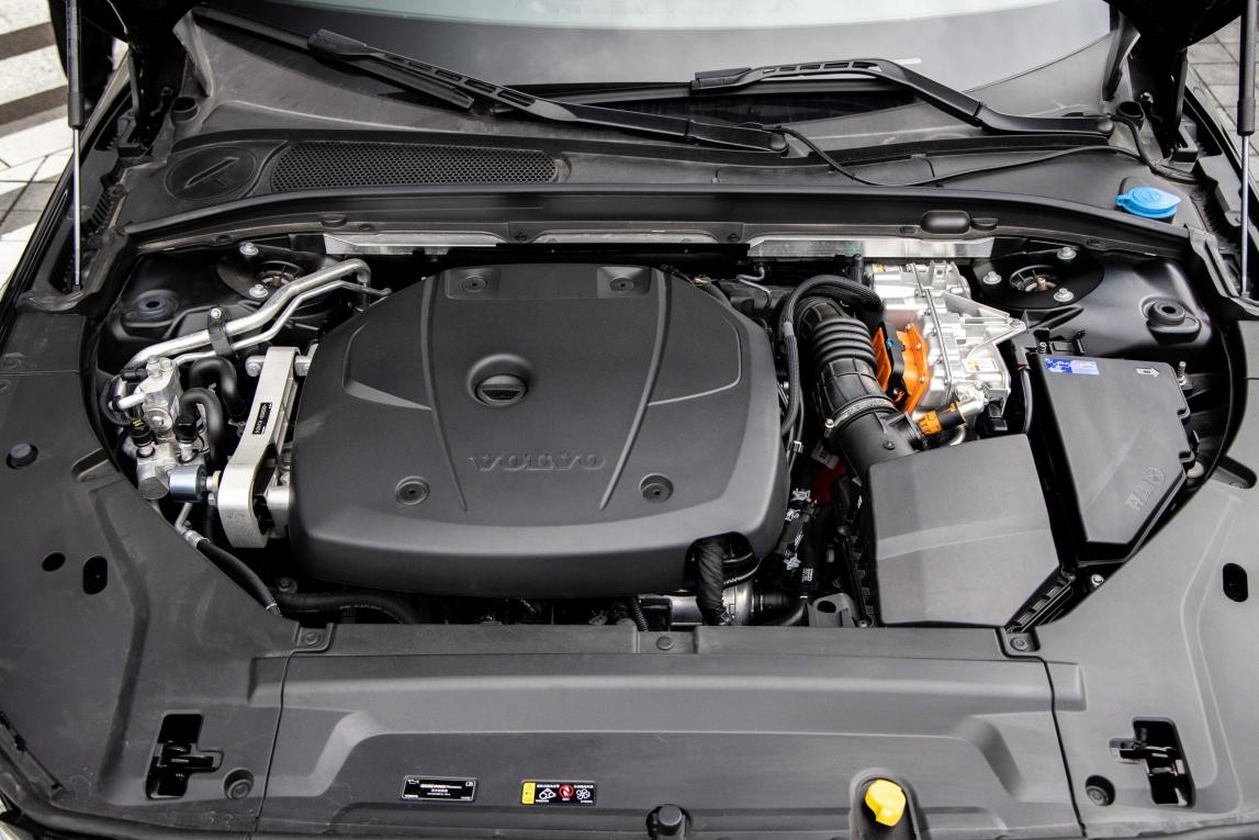 作为一台油电混动车型,s90 t8采用了发动机 电动机的驱动组合.