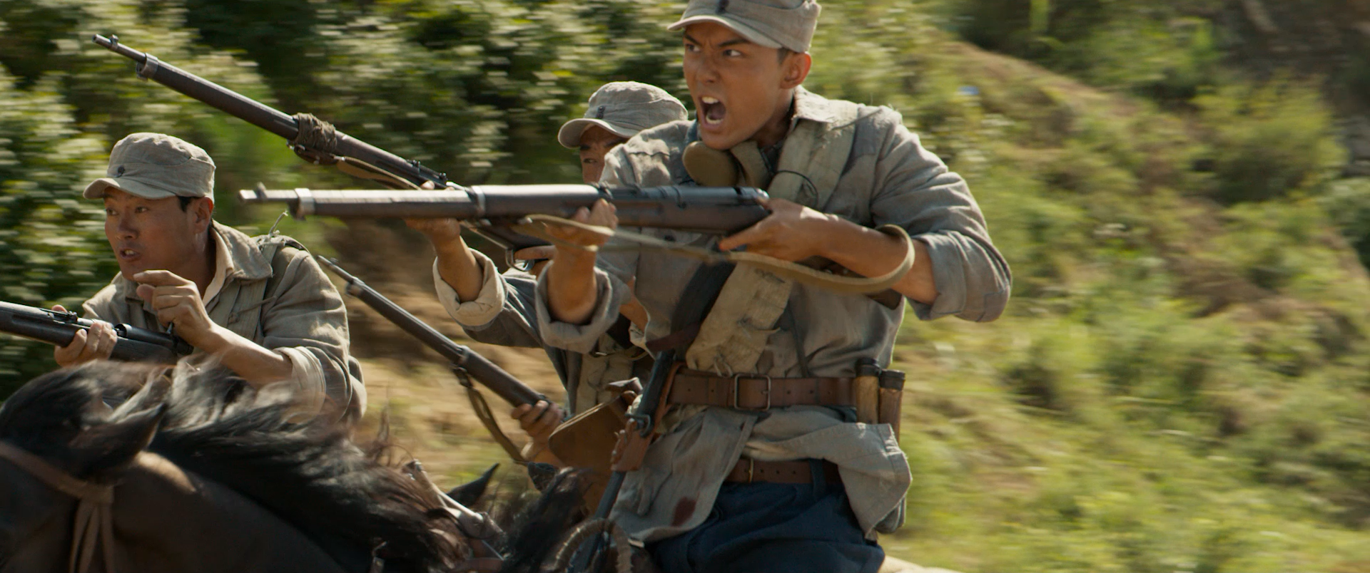 《我和我的父辈》里的十大感人瞬间，每一个都让人眼泪破防！休闲区蓝鸢梦想 - Www.slyday.coM