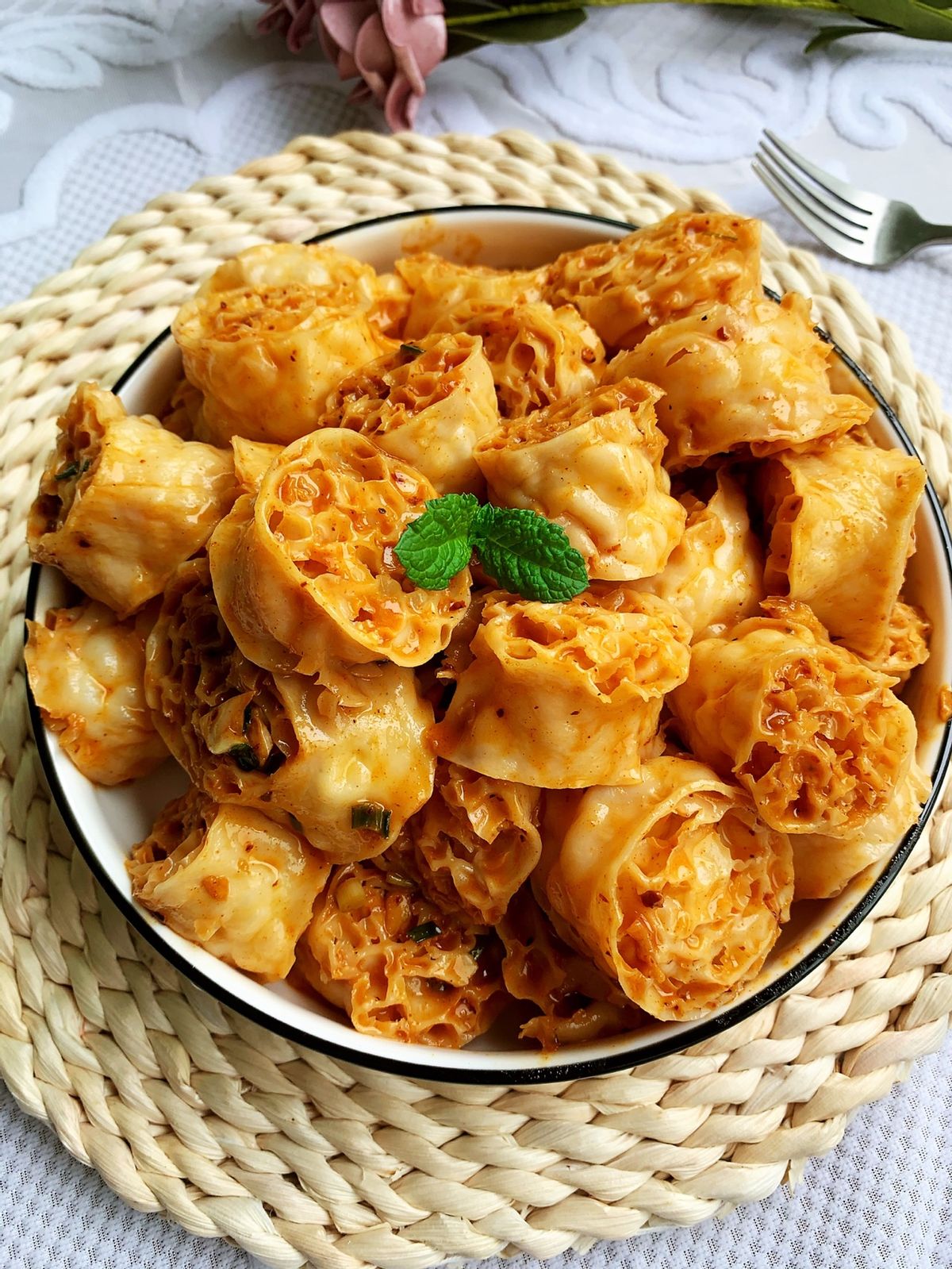 【烹饪小贴士】:贴士1,在泡发面藕的时候,一定要