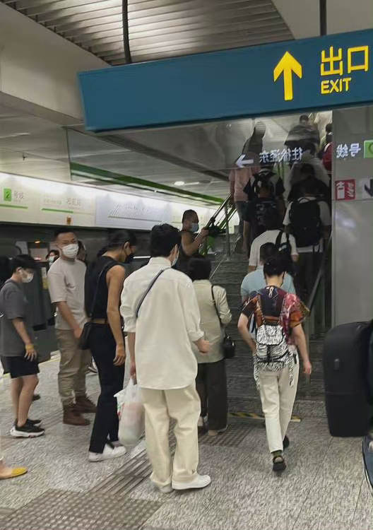 井柏然周迅坐地铁上班,皮肤细嫩看不出瑕疵,接地气生活气息十足休闲区蓝鸢梦想 - Www.slyday.coM 井柏然周迅坐地铁上班,皮肤细嫩看不出瑕疵,接地气生活气息十足休闲区蓝鸢梦想 - Www.slyday.coM