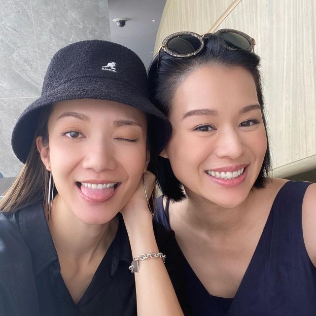 tvb小花与胡杏儿贴脸开心合影 还分享两人十几年前的合影|胡杏儿|合影