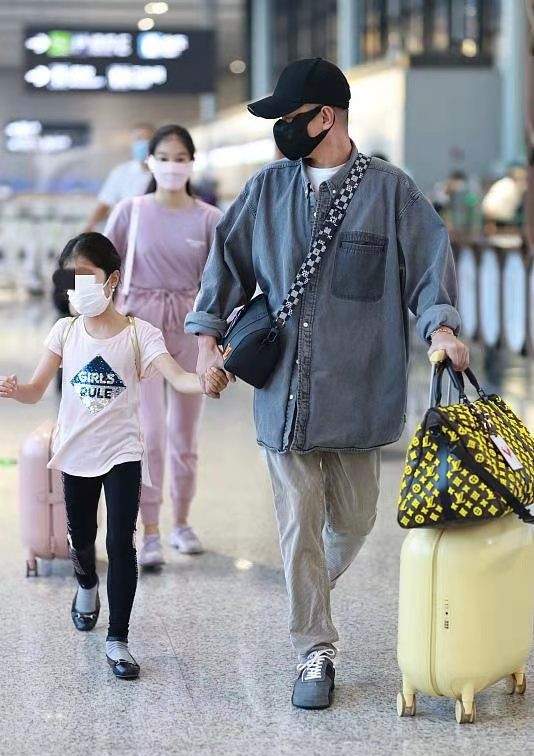 文章带俩女儿走机场,他瘦不少颜值秒回升,大女儿舞蹈生气质绝了休闲区蓝鸢梦想 - Www.slyday.coM 文章带俩女儿走机场,他瘦不少颜值秒回升,大女儿舞蹈生气质绝了休闲区蓝鸢梦想 - Www.slyday.coM