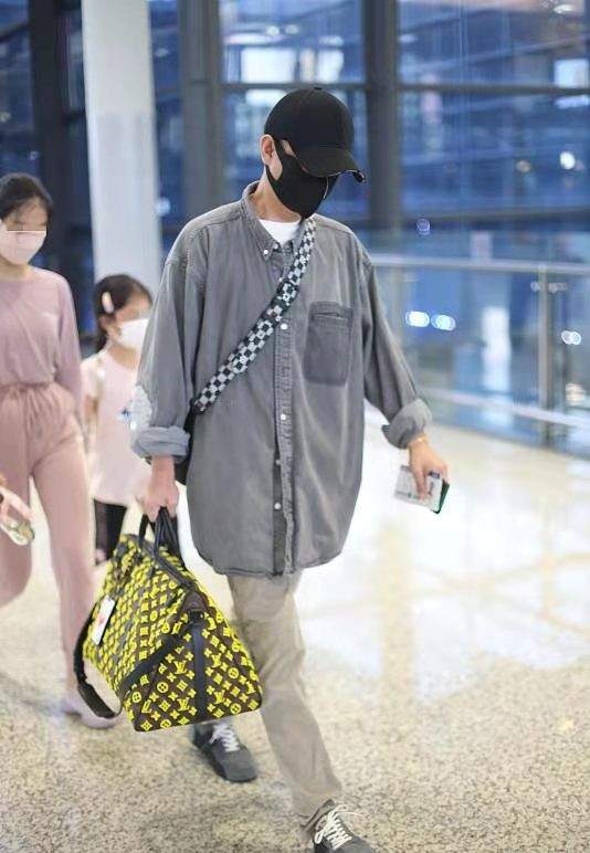 文章带俩女儿走机场,他瘦不少颜值秒回升,大女儿舞蹈生气质绝了休闲区蓝鸢梦想 - Www.slyday.coM 文章带俩女儿走机场,他瘦不少颜值秒回升,大女儿舞蹈生气质绝了休闲区蓝鸢梦想 - Www.slyday.coM