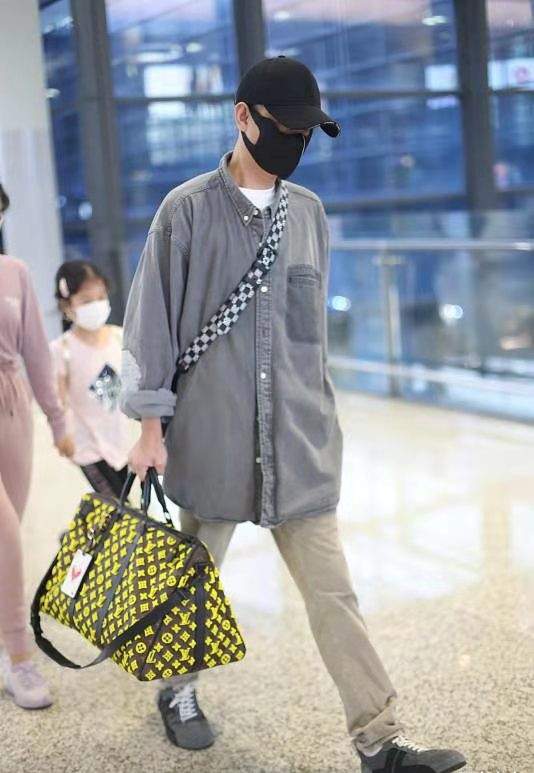 文章带俩女儿走机场,他瘦不少颜值秒回升,大女儿舞蹈生气质绝了休闲区蓝鸢梦想 - Www.slyday.coM 文章带俩女儿走机场,他瘦不少颜值秒回升,大女儿舞蹈生气质绝了休闲区蓝鸢梦想 - Www.slyday.coM