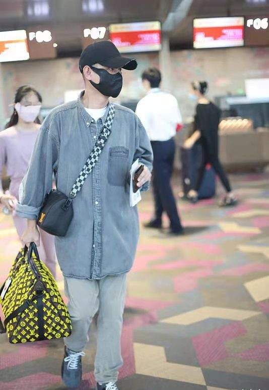 文章带俩女儿走机场,他瘦不少颜值秒回升,大女儿舞蹈生气质绝了休闲区蓝鸢梦想 - Www.slyday.coM 文章带俩女儿走机场,他瘦不少颜值秒回升,大女儿舞蹈生气质绝了休闲区蓝鸢梦想 - Www.slyday.coM