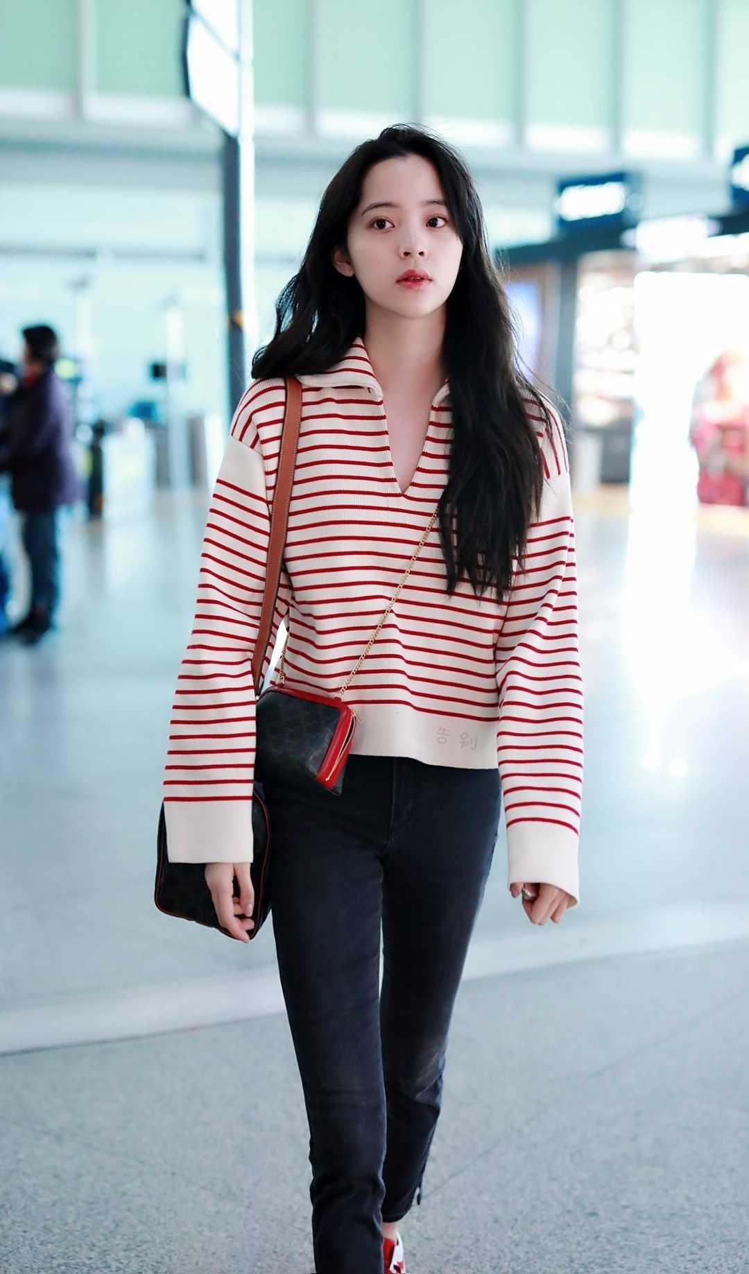 欧阳娜娜机场低调露腿身穿白毛衣搭配百褶裙不做女团可惜了