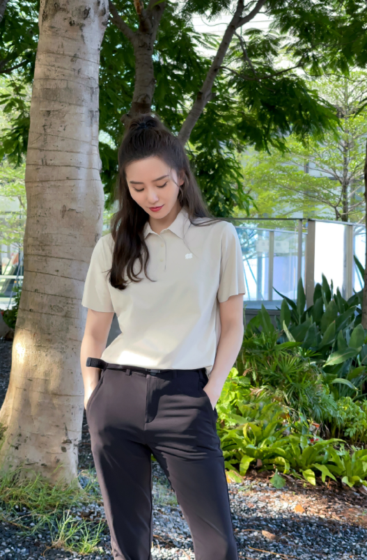 刘诗诗初秋时尚写真浅灰上装加黑色休闲裤干练优雅魅力无限