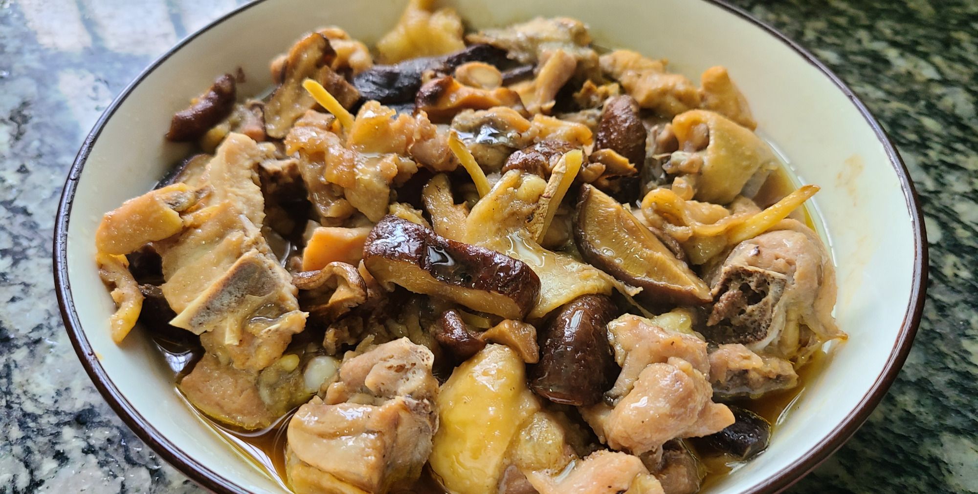 广东人很爱吃的香菇蒸滑鸡嫩滑好吃做法简单看着就馋人