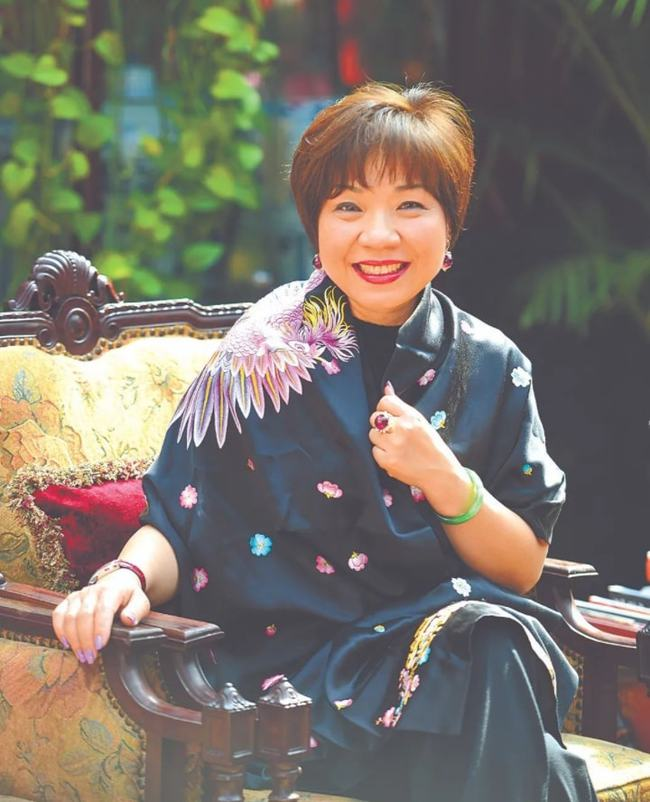 香港富人聚会关之琳同台前女首富吕良伟戴百万名表老婆站角落