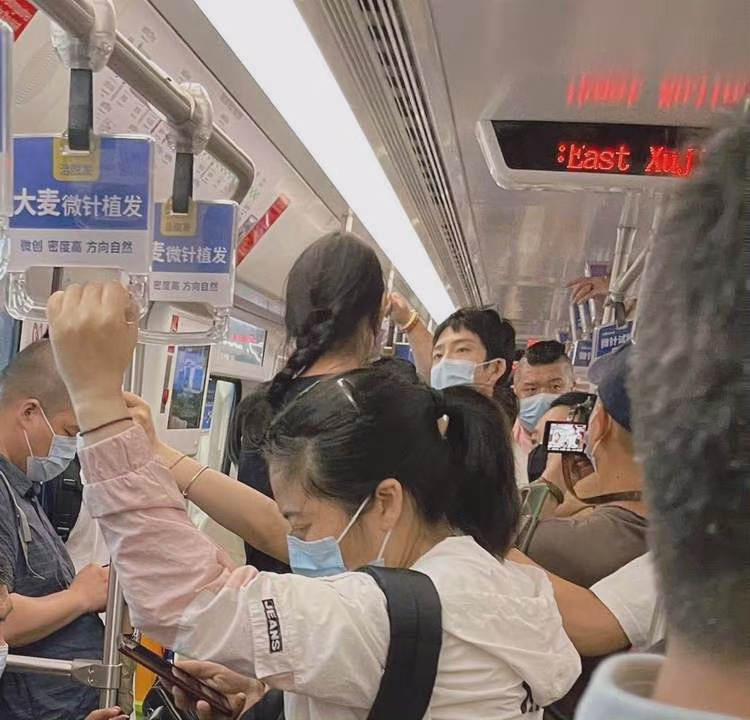 井柏然周迅坐地铁上班,皮肤细嫩看不出瑕疵,接地气生活气息十足休闲区蓝鸢梦想 - Www.slyday.coM 井柏然周迅坐地铁上班,皮肤细嫩看不出瑕疵,接地气生活气息十足休闲区蓝鸢梦想 - Www.slyday.coM