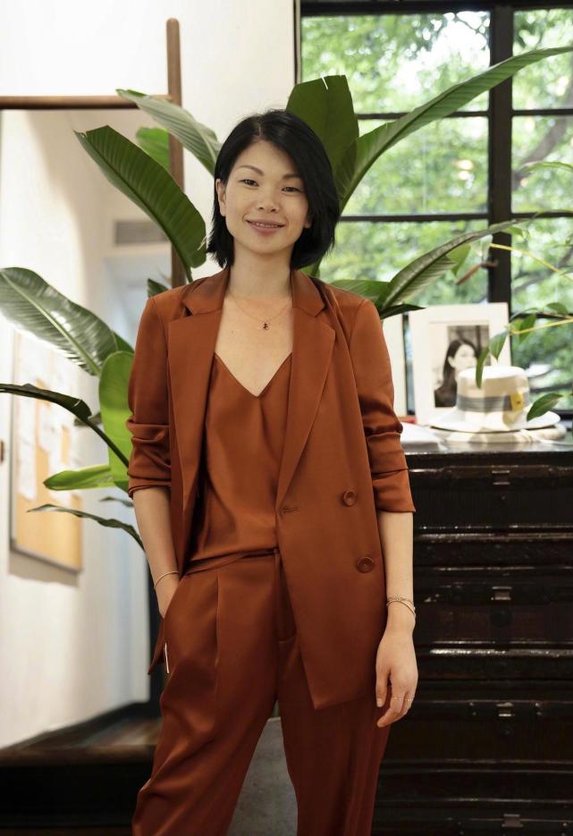 "丑模"吕燕真是逆袭的代表,穿西装配阔腿裤干练大气,很有派头|吕燕