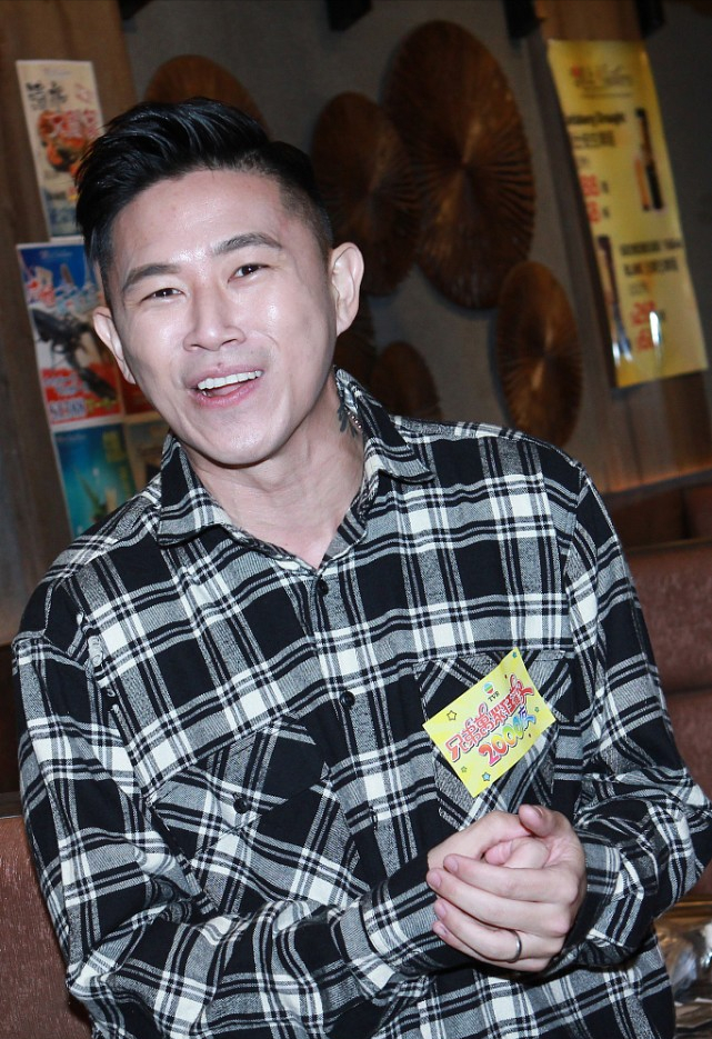 华人说唱鼻祖欧阳靖私下挺朴实的格纹衬衫配牛仔裤好低调